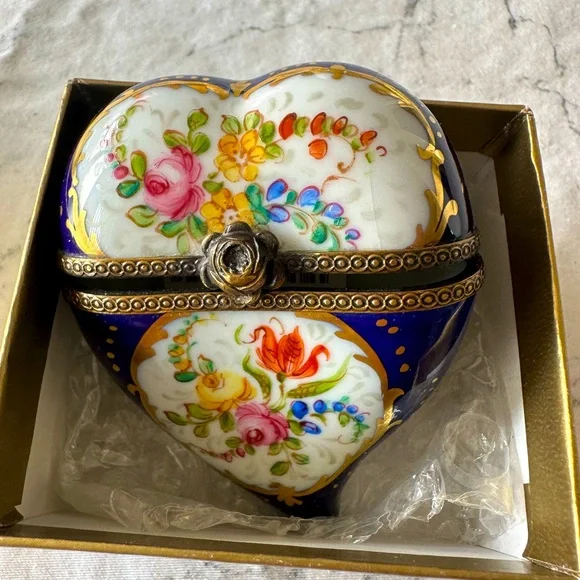 🔥 HOST PICK!  Limoges France heart trinket box - Picture 2 of 9